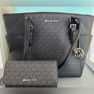 Michael Kors med/lg purse & matching wallet. Barely used, excellent condition.